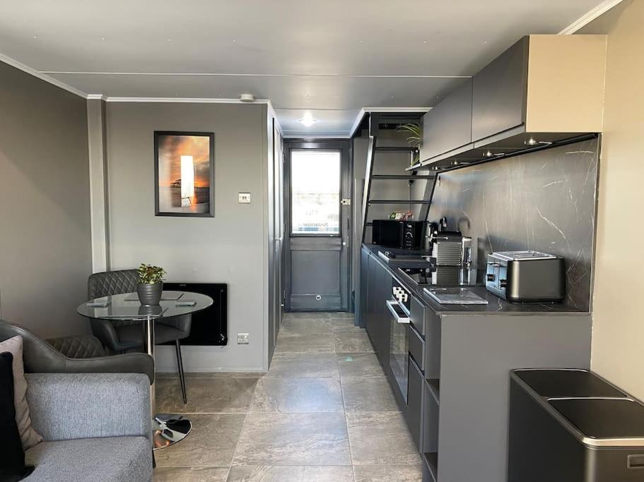 Seascape - Floating Home At Brighton Marina With Free Parking Eksteriør bilde